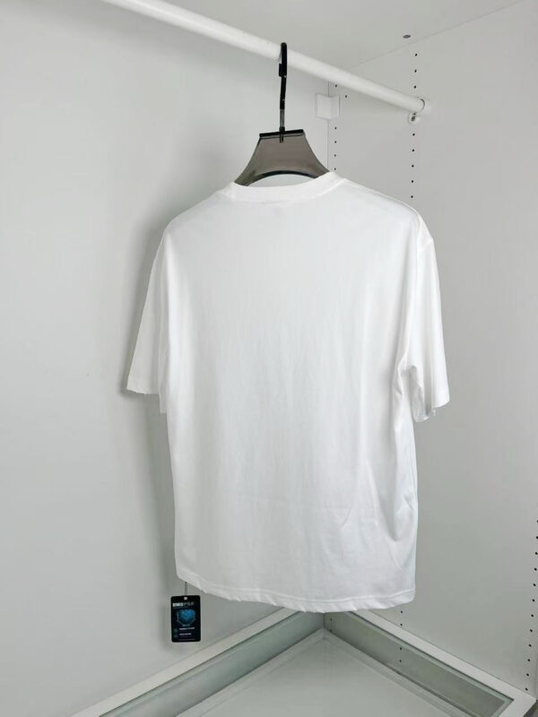 Maglietta bianca semplice con collo rotondo, vista posteriore, ideale per un look casual e versatile.