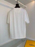 Maglietta bianca semplice con colletto e maniche corte, vista da dietro, stile minimalista.