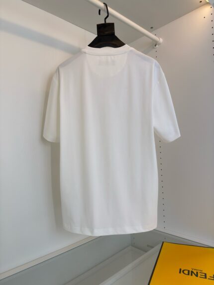 Maglietta bianca semplice con colletto e maniche corte, vista da dietro, stile minimalista.