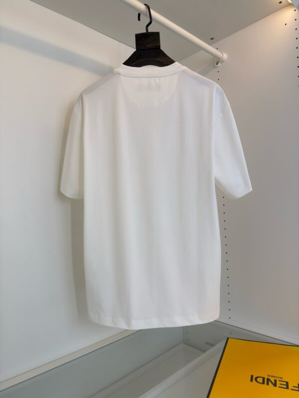 Maglietta bianca semplice con colletto e maniche corte, vista da dietro, stile minimalista.
