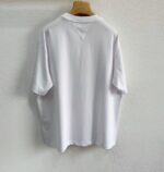 T-shirt bianca casual da donna in cotone, comoda e versatile, vista da dietro.