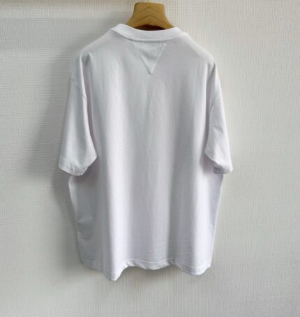 T-shirt bianca casual da donna in cotone, comoda e versatile, vista da dietro.