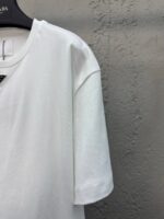 Maglietta bianca classica in cotone con collo rotondo e maniche corte, semplice ed elegante.