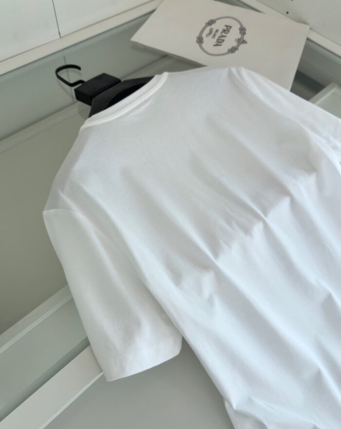 Maglietta bianca basic con girocollo su appendino, stile semplice e versatile per ogni occasione.