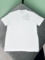 Maglietta bianca semplice con logo discreto, stile casual e design minimalista.