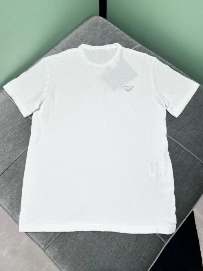 Maglietta bianca semplice con logo discreto, stile casual e design minimalista.
