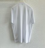 Maglietta bianca classica, maniche corte, stile casual e versatile, perfetta per ogni occasione.