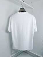 Maglietta bianca semplice vista posteriore, stile minimalista, rivestimento casual e versatile.