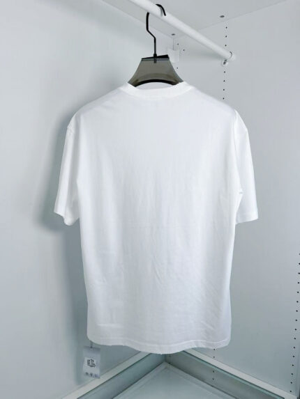 Maglietta bianca semplice vista posteriore, stile minimalista, rivestimento casual e versatile.