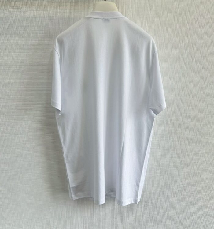 Maglietta bianca classica, maniche corte, stile casual e versatile, perfetta per ogni occasione.