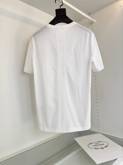Maglietta bianca basic a manica corta vista retro, stile casual e minimalista.
