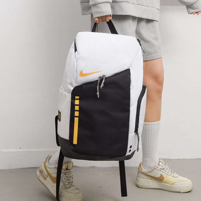 Zaino sportivo bianco e nero con dettagli gialli, perfetto per uno stile casual e moderno.