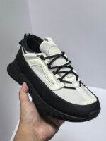 Scarpa sneakers bianca e nera, moderna, comoda e dal design sporty e versatile.