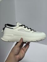 Sneaker bianca e nera moderna, versatile, leggera e confortevole per ogni stile e attività quotidiana.
