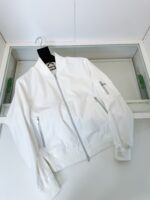 Giacca bomber bianca moderna unisex con zip, tasche e dettagli eleganti, perfetta per ogni occasione.