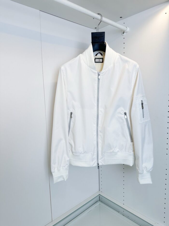 Giacca bomber bianca moderna, versatile, stile casual e dettagli funzionali, ideale per ogni occasione.