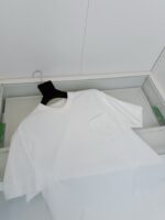 Maglietta bianca casual con tasca, stile minimalista e versatile per ogni occasione.