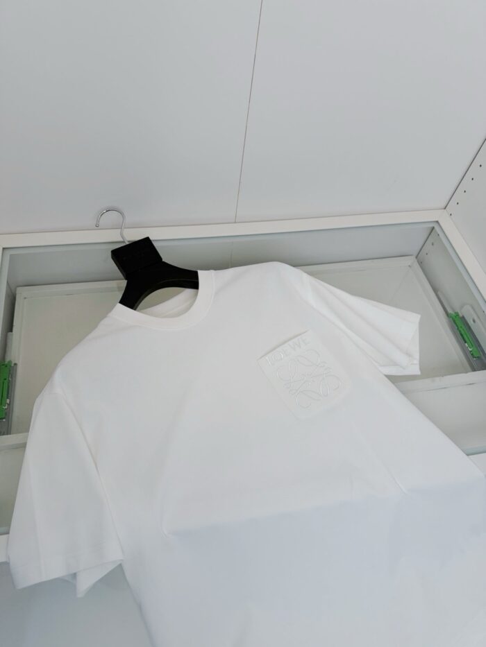 Maglietta bianca casual con tasca, stile minimalista e versatile per ogni occasione.
