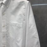 Camicia bianca classica da uomo, elegante e versatile con taschino e colletto strutturato.