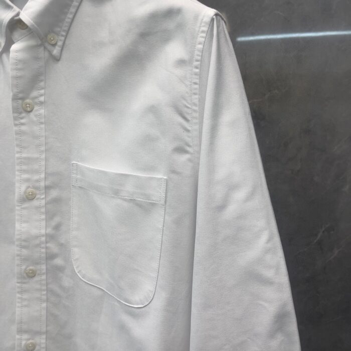 Camicia bianca classica da uomo, elegante e versatile con taschino e colletto strutturato.