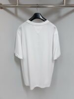 T-shirt bianca semplice a maniche corte, casual e versatile per ogni occasione.