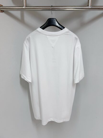 T-shirt bianca semplice a maniche corte, casual e versatile per ogni occasione.