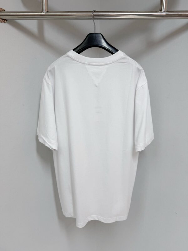 T-shirt bianca semplice a maniche corte, casual e versatile per ogni occasione.