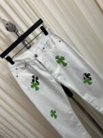 Pantaloni bianchi casual con grafiche verdi moderne, stile urbano, comodi e versatili.