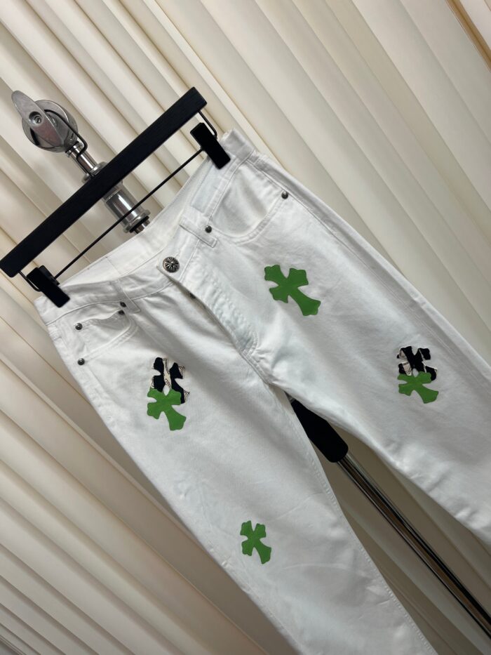 Pantaloni bianchi casual con grafiche verdi moderne, stile urbano, comodi e versatili.