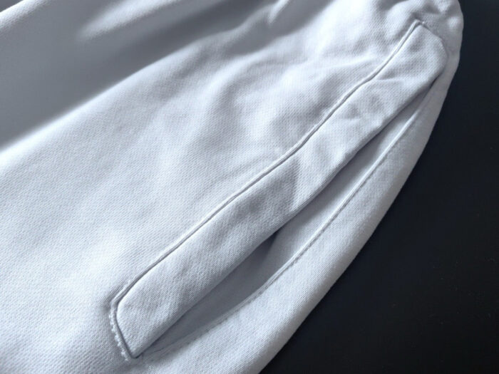 Manica bianca in tessuto morbido, dettagli eleganti, ideale per look casual e senza tempo.