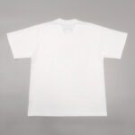 Maglietta bianca in cotone, vista posteriore, stile minimalista e versatile per ogni occasione.