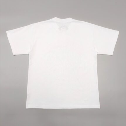 Maglietta bianca in cotone, vista posteriore, stile minimalista e versatile per ogni occasione.