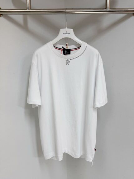 Maglietta bianca minimalista in cotone con scollo classico e design semplice, versatile e alla moda.
