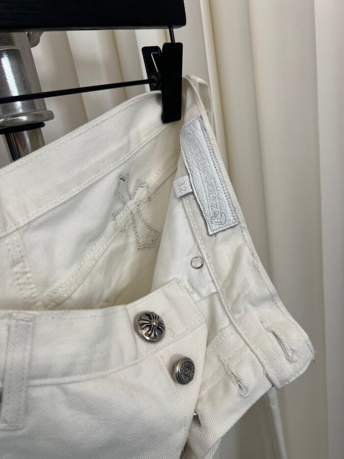 Pantaloni bianchi in cotone con dettagli vintage, cintura, bottoni e zip di alta qualità.
