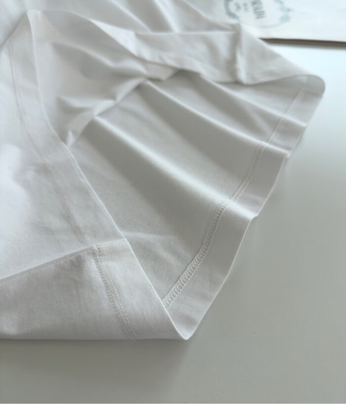 Maglietta bianca in cotone, classica e comoda, perfetta per uno stile casual e semplice.