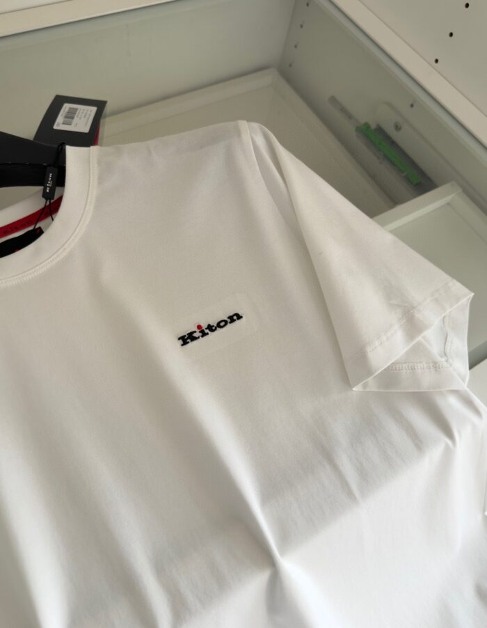 T-shirt bianca minimalista con logo Nikon ricamato, casual ed elegante, ideale per ogni occasione.