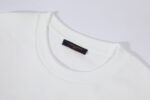 Maglia bianca a girocollo in cotone leggero, stile semplice ed elegante.