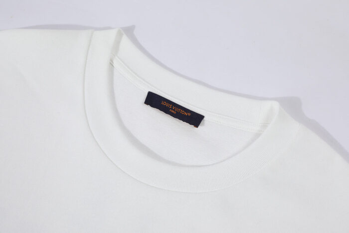 Maglia bianca a girocollo in cotone leggero, stile semplice ed elegante.