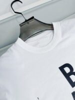 Maglietta bianca con stampa moderna, tessuto morbido e colletto rotondo, ideale per look casual.