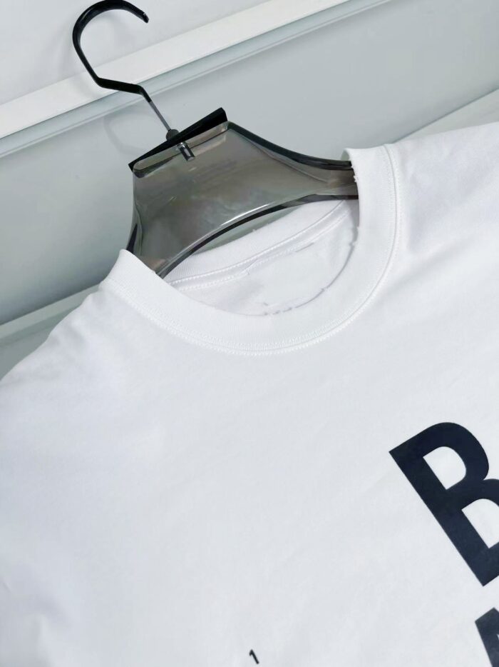 Maglietta bianca con stampa moderna, tessuto morbido e colletto rotondo, ideale per look casual.