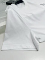 Maglietta bianca casual con design minimale, tessuto morbido, ideale per un stile semplice e elegante.
