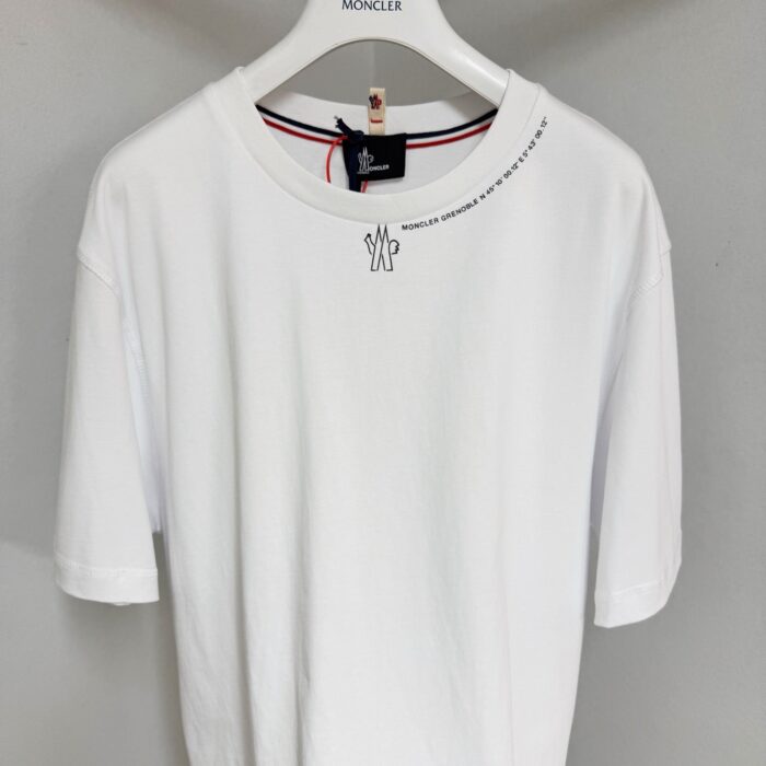 T-shirt bianca casual con logo ricamato e dettaglio colorato sul colletto, stile semplice ed elegante.