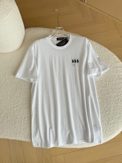 T-shirt bianca con grafiche minimal e moderna, perfetta per uno stile casual e versatile.