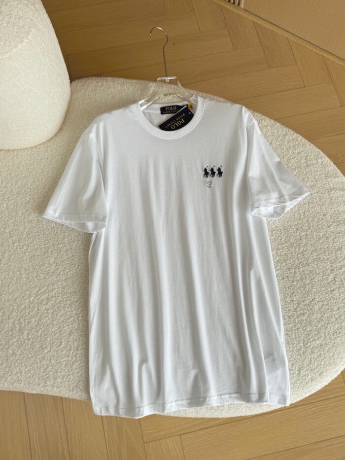 T-shirt bianca con grafiche minimal e moderna, perfetta per uno stile casual e versatile.