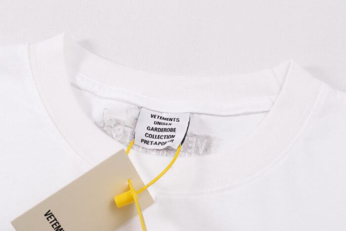 Maglietta bianca Vetements con etichetta e dettagli di alta qualità, vicino al collo.