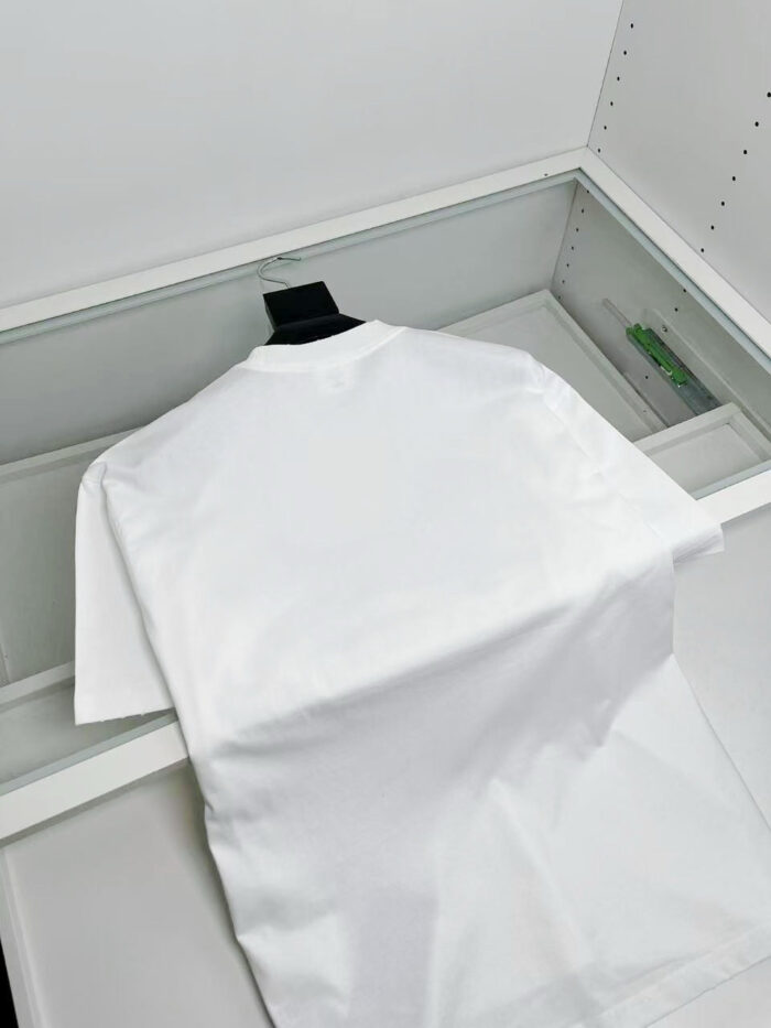 Maglietta bianca minimalista in esposizione moderna, semplice e versabile, perfetta per lo stile casual.