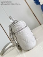 Borsa Louis Vuitton bianca in pelle con monogramma, catena e design cilindrico elegante.