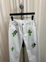 Jeans bianchi con quadrifogli verdi e dettagli artistici, stile casual e originale.