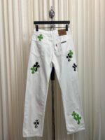 Jeans bianchi in denim con croci colorate, stile streetwear, casual e trendy.