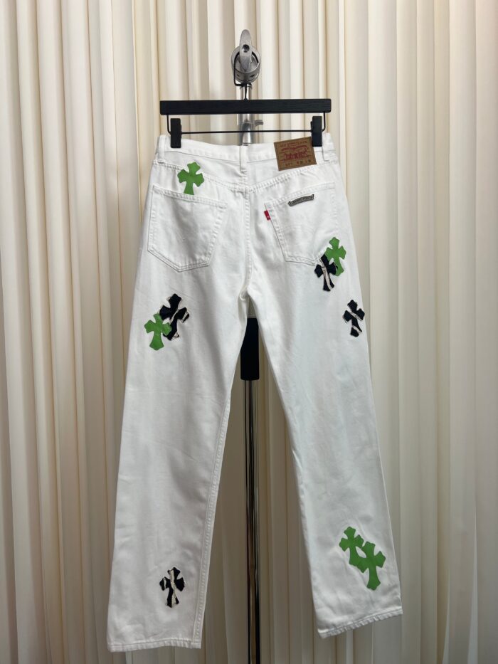 Jeans bianchi in denim con croci colorate, stile streetwear, casual e trendy.